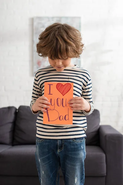 Junge Schaut Auf Geschenkkarte Mit Ich Liebe Dich Papa Schriftzug — Stockfoto