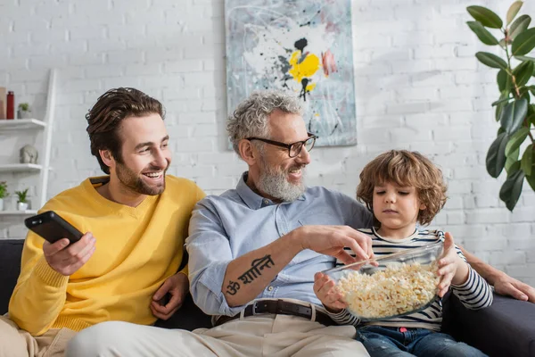 Hombres Niños Sentados Con Palomitas Maíz Control Remoto Sofá — Foto de Stock