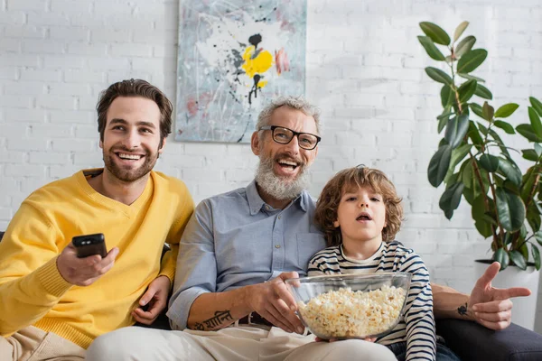 Mosolygó Férfiak Fiúk Tévéznek Popcornnal Otthon — Stock Fotó