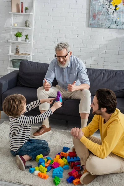 Farfar Visar Som Nära Barn Med Byggklossar Och Son Vardagsrummet — Stockfoto