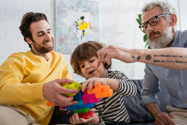 Pai Avô Jogando Blocos Construção Com Criança — Fotografia de Stock