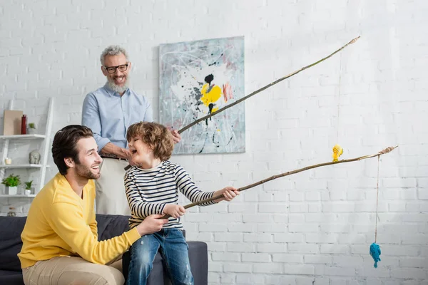 Pai Filho Alegre Jogando Brinquedo Pesca Perto Avô Turvo — Fotografia de Stock