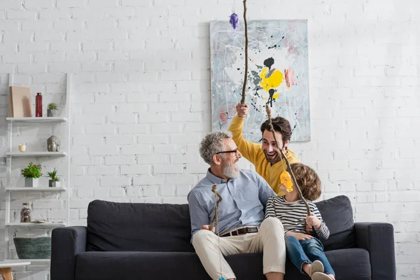 Junge Und Mann Mit Spielzeug Angelruten Schauen Großvater Hause — Stockfoto