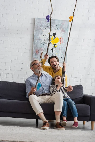 Homens Alegres Menino Segurando Varas Pesca Brinquedo Casa — Fotografia de Stock