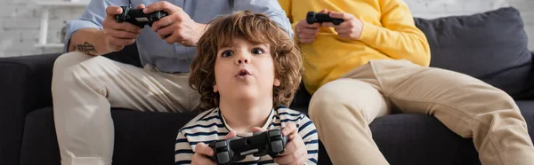 Kyiv Ucrania Abril 2021 Muchacho Excitado Jugando Videojuegos Con Padres — Foto de Stock