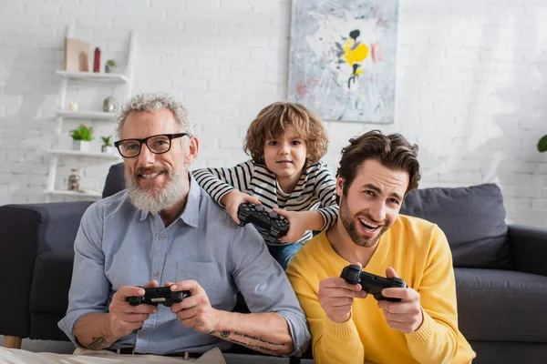 Kyiv Ucrania Abril 2021 Hombres Niños Sonrientes Con Joysticks Casa — Foto de Stock