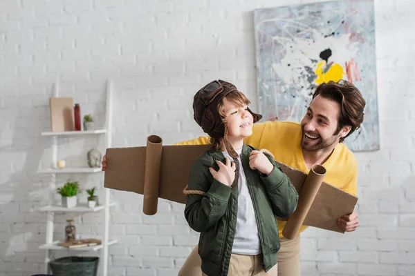 Ragazzo Sorridente Costume Aviatore Piedi Vicino Padre Felice — Foto Stock