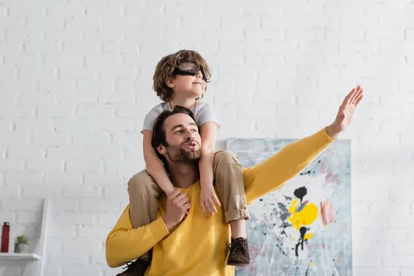 Vater Spielt Mit Sohn Fliegerbrille — Stockfoto