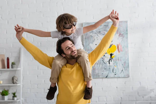 Happy Man Playing Son Aviator Goggles — Stock Photo, Image