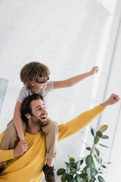 Alegre Hombre Jugando Con Hijo Aviador Gafas Casa —  Fotos de Stock