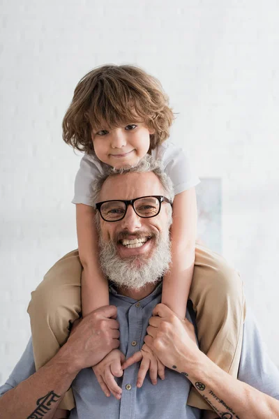 Vrolijke Jongen Grootvader Glimlachend Camera — Stockfoto