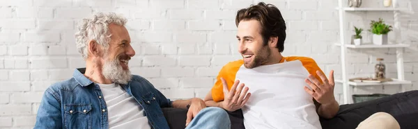 Hijo Hablando Con Padre Sonriente Casa Estandarte — Foto de Stock