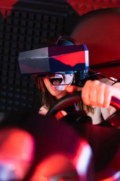 Menina Surpreendida Jogando Jogo Corrida Simulador Carro Foreground Borrado — Fotografia de Stock