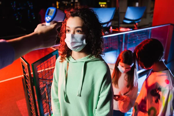 Menina Afro Americana Máscara Segurança Perto Controlador Com Pirômetro Amigos — Fotografia de Stock