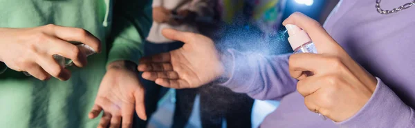 Vista Parziale Giocatori Adolescenti Che Applicano Disinfettante Mani Banner — Foto Stock