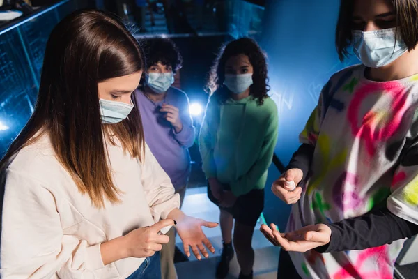 Amigos Interracial Máscaras Médicas Rociando Desinfectante Manos Cerca Entrada Del — Foto de Stock