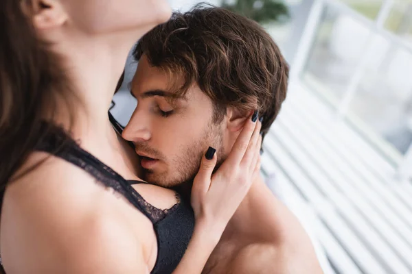 Παθιασμένος Άντρας Φιλάει Στήθος Σέξι Γυναίκας — Φωτογραφία Αρχείου
