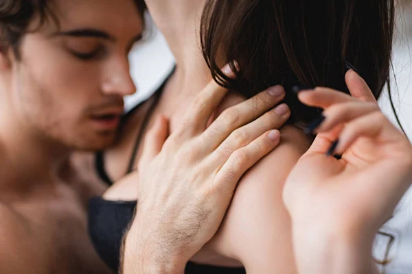 Homem Desfocado Tocando Namorada Sensual Sutiã — Fotografia de Stock