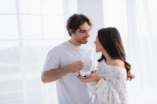 Leende Man Med Kaffe Tittar Flickvän Tröja — Stockfoto