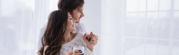 Zijaanzicht Van Lachende Vrouw Met Koffie Hand Van Vriendje Thuis — Stockfoto