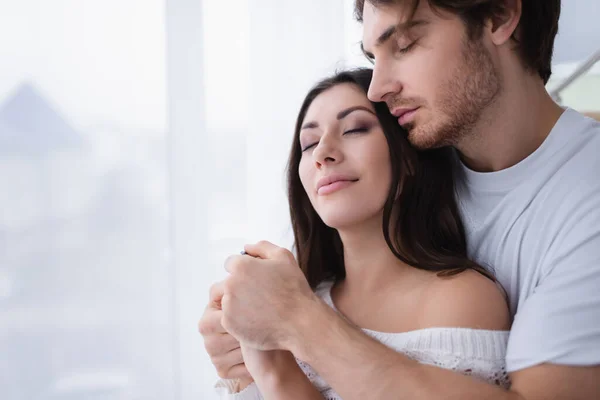 Joven Con Los Ojos Cerrados Abrazando Novia Casa — Foto de Stock