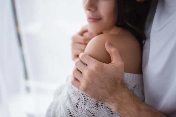Vista Cortada Homem Tocando Ombro Namorada Suéter — Fotografia de Stock