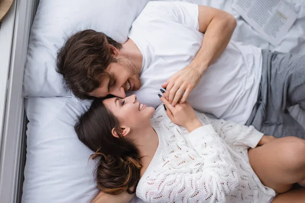 Vista Superior Del Hombre Sonriendo Mientras Está Acostado Cama Con —  Fotos de Stock