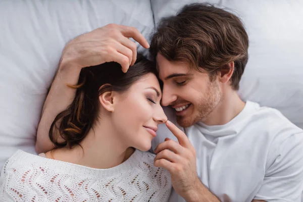 Visão Superior Homem Sorridente Tocando Nariz Namorada Cama — Fotografia de Stock