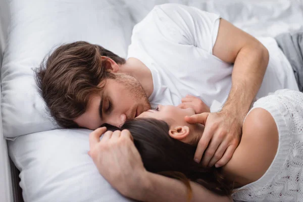 Jovem Beijando Namorada Camisola Malha Cama — Fotografia de Stock