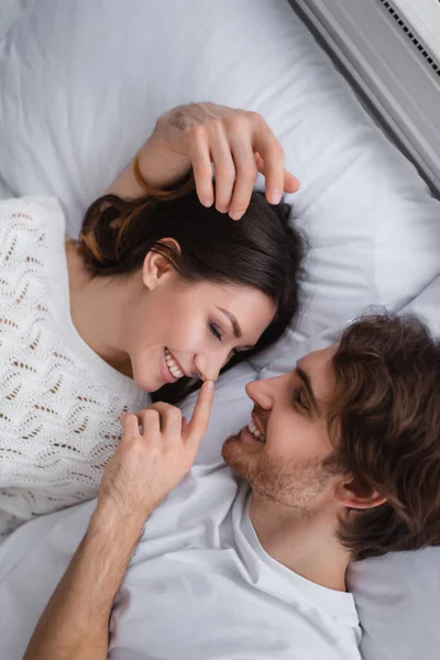 Visão Superior Homem Tocando Nariz Namorada Sorridente Cama — Fotografia de Stock