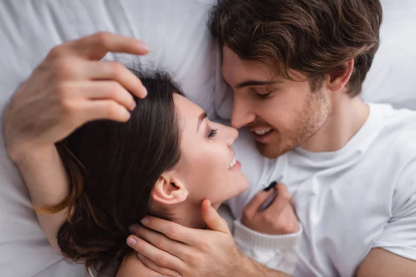 Visão Superior Casal Sorridente Abraçando Cama Branca — Fotografia de Stock