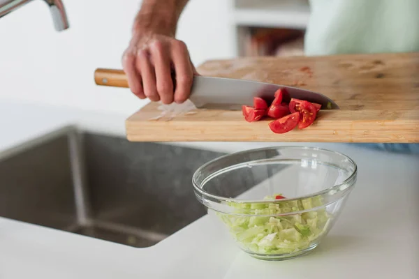 Partiell Bild Man Förbereder Färsk Grönsakssallad Till Frukost — Stockfoto