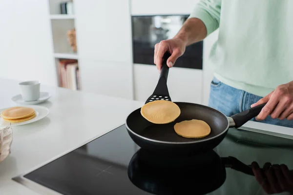 Vista Parcial Homem Cozinhar Panquecas Deliciosas Para Café Manhã — Fotografia de Stock