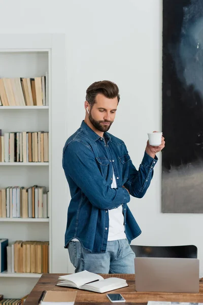 Teletrabajador Camisa Mezclilla Pie Con Taza Café Lugar Trabajo — Foto de Stock