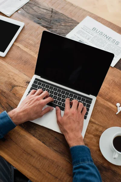 Gedeeltelijke Weergave Van Freelancer Typen Laptop Buurt Van Krant Kopje — Stockfoto
