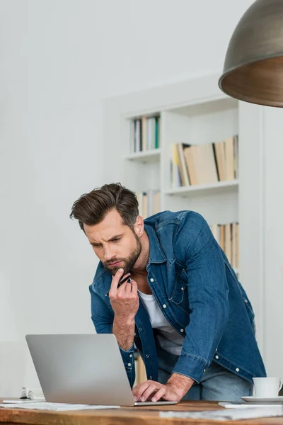 Serious Teleworker Thinking Laptop While Standing Workplace — Stock Photo, Image