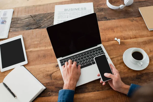 Vista Ritagliata Freelance Che Lavorano Casa Vicino Gadget Tazza Caffè — Foto Stock