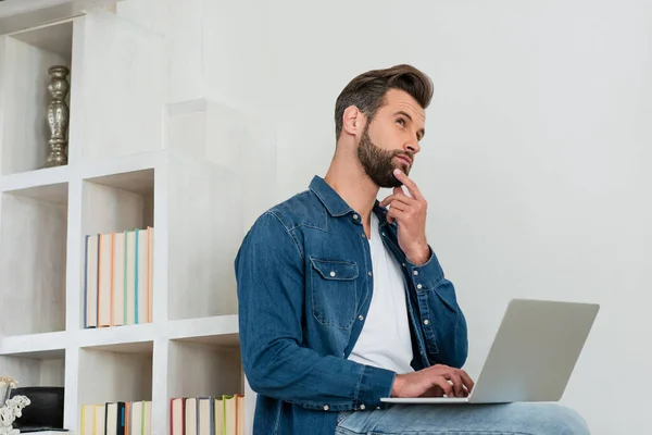 Freelancer Mirando Hacia Otro Lado Mientras Piensa Cerca Computadora Portátil — Foto de Stock