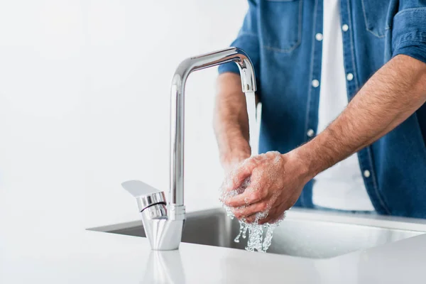 Bijgesneden Weergave Van Mens Denim Shirt Wassen Handen Wazig Achtergrond — Stockfoto