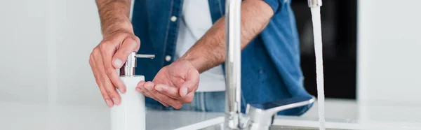 Visión Parcial Del Hombre Borroso Aplicando Jabón Mano Casa Pancarta — Foto de Stock