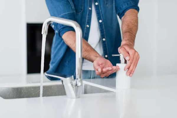 Beskärd Bild Man Tillämpa Tvål När Tvättar Händerna — Stockfoto