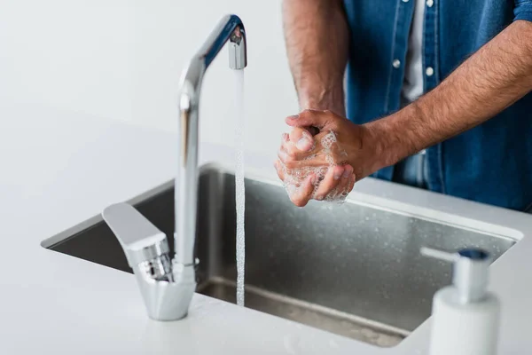 Gedeeltelijk Zicht Man Die Thuis Handen Wast Wazige Voorgrond — Stockfoto