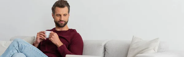 Glimlachende Man Zittend Bank Met Kopje Koffie Spandoek — Stockfoto