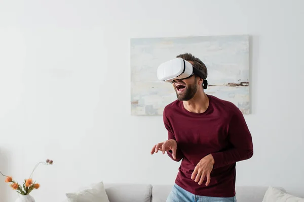 Hombre Adulto Haciendo Muecas Gestos Mientras Juega Auriculares — Foto de Stock