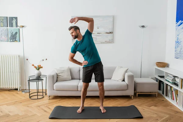 Ganzkörperansicht Eines Barfüßigen Mannes Sportbekleidung Der Hause Yoga Praktiziert — Stockfoto