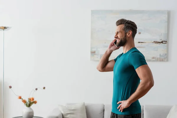 Visão Lateral Homem Alegre Com Mão Quadril Falando Telefone Móvel — Fotografia de Stock