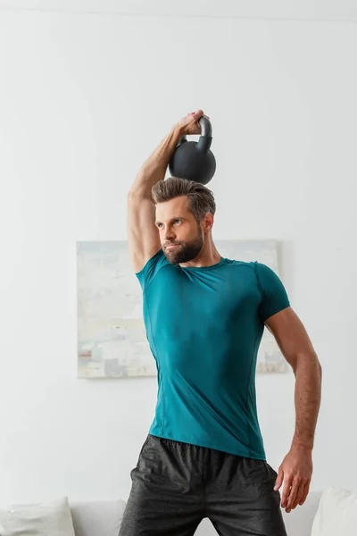 Atlético Homem Sportswear Trabalhar Fora Com Kettlebells Casa — Fotografia de Stock