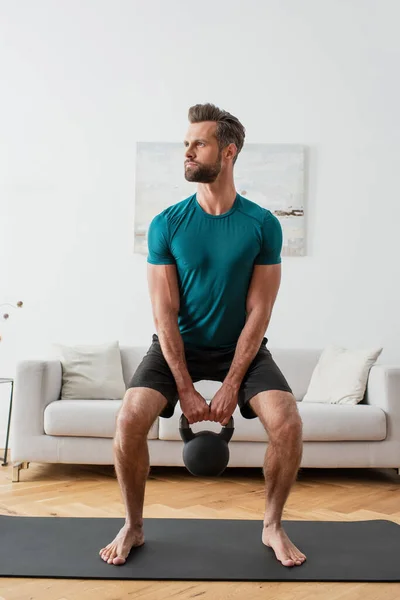 Descalço Desportista Formação Com Kettlebell Casa — Fotografia de Stock