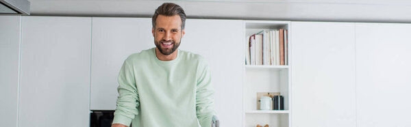 счастливый человек улыбается на камеру дома, баннер