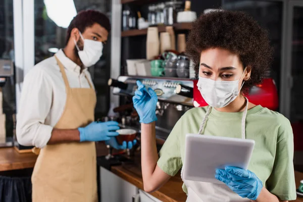 African American Barista Medical Mask Latex Gloves Using Digital Tablet — Stock Photo, Image